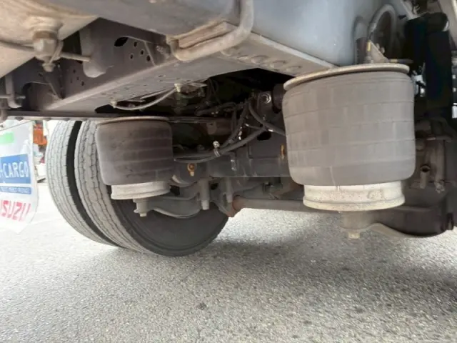 いすゞ ギガ QKG-CYL77B(6x2)の写真15