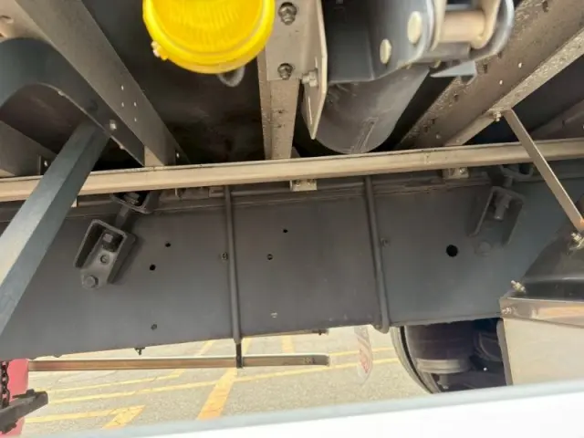 いすゞ ギガ QKG-CYL77B(6x2)の写真16