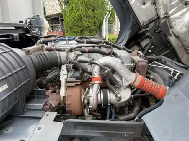 いすゞ ギガ QKG-CYL77B(6x2)の写真23