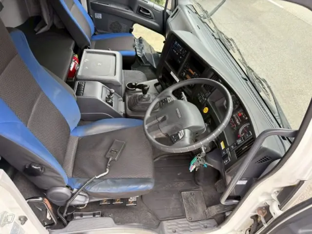 いすゞ ギガ QKG-CYL77B(6x2)の写真27