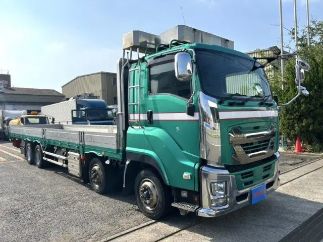 いすゞ ギガ 2PG-CYJ77C(8x4)の写真2