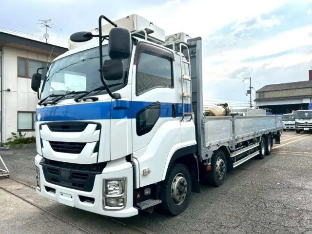 いすゞ ギガ QPG-CYJ77B(8x4)の写真1