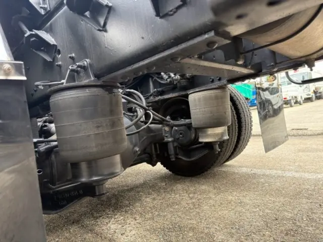 いすゞ ギガ QKG-CYJ77BA(8x4)の写真7