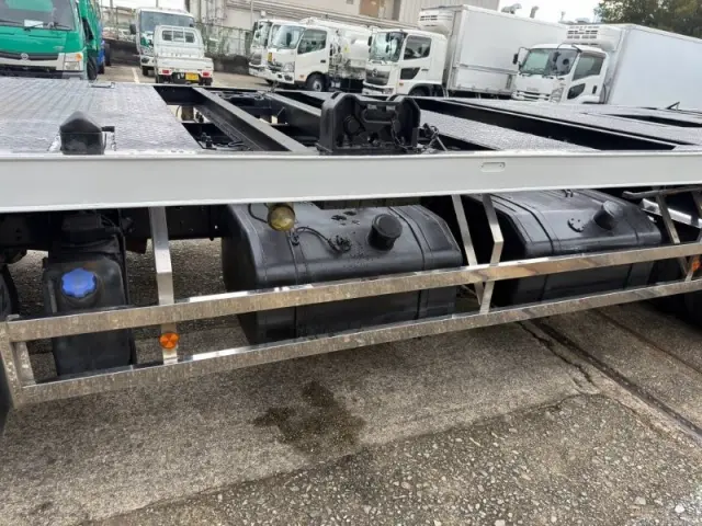 いすゞ ギガ QKG-CYJ77BA(8x4)の写真13