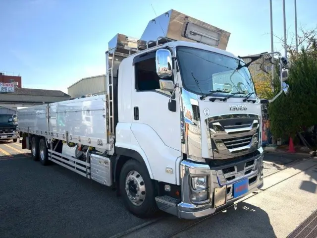 いすゞ ギガ 2PG-CYL77C(6x2)の写真2