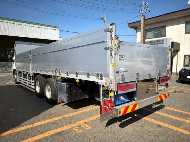 いすゞ ギガ 2PG-CYL77C(6x2)の写真4