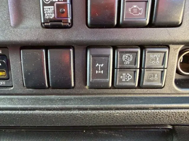 いすゞ ギガ 2PG-CYL77C(6x2)の写真26