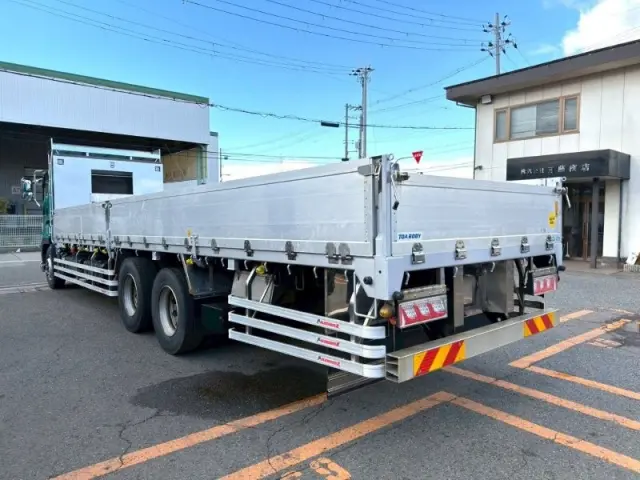 いすゞ ギガ 2PG-CYL77C(6x2)の写真4