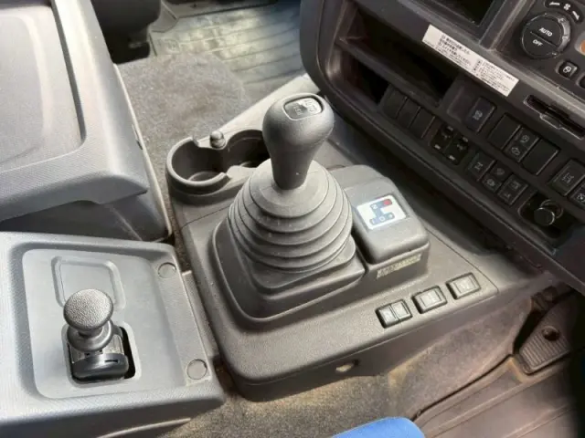 いすゞ ギガ 2PG-CYL77C(6x2)の写真18