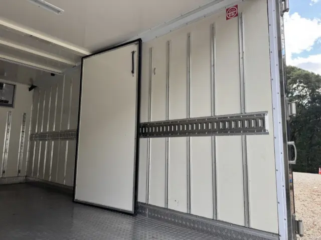 いすゞ エルフ 2RG-NPR88YN(2WD)の写真14