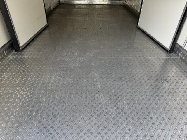 いすゞ エルフ 2RG-NPR88YN(2WD)の写真15