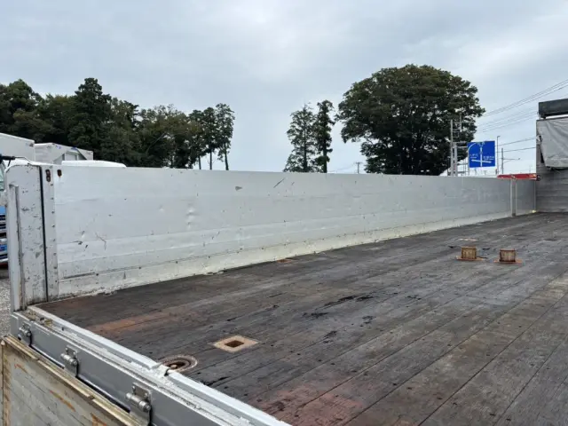 いすゞ ギガ QKG-CYJ77A(8x4)の写真9