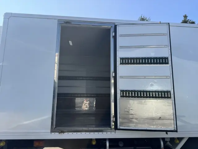 いすゞ フォワード TKG-FRR90T2(2WD)の写真8