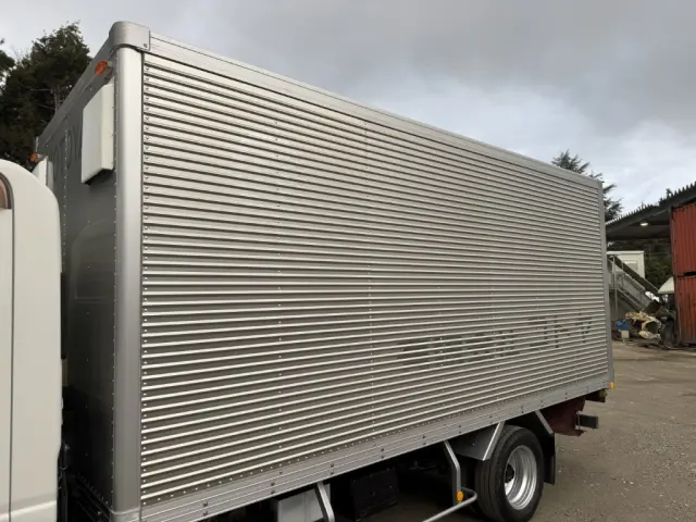 いすゞ エルフ TRG-NMR85AN(2WD)の写真6