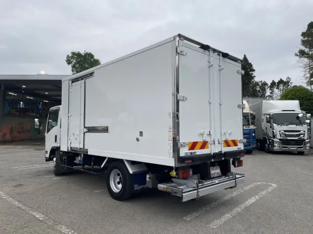 いすゞ エルフ 2RG-NPR88YN(2WD)の写真4