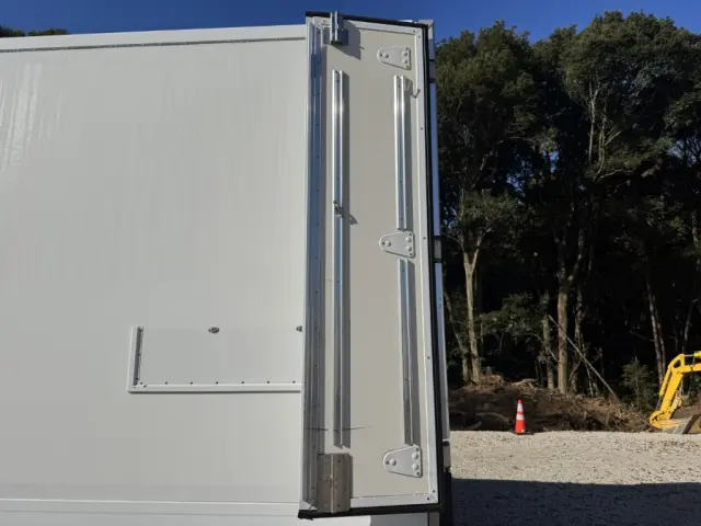 いすゞ エルフ 2RG-NPR88AN(2WD)の写真16