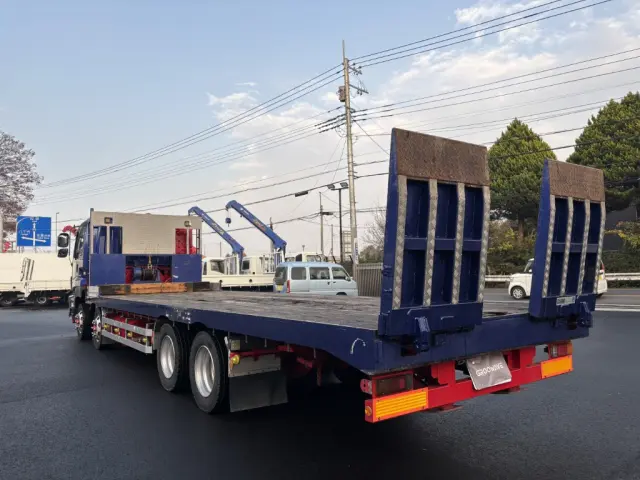 いすゞ ギガ PDG-CYH52W8(8x4)の写真4