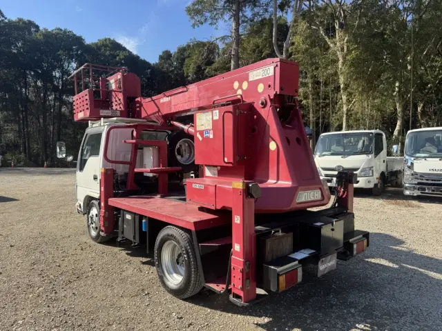 いすゞ エルフ BKG-NKR85N(2WD)の写真4