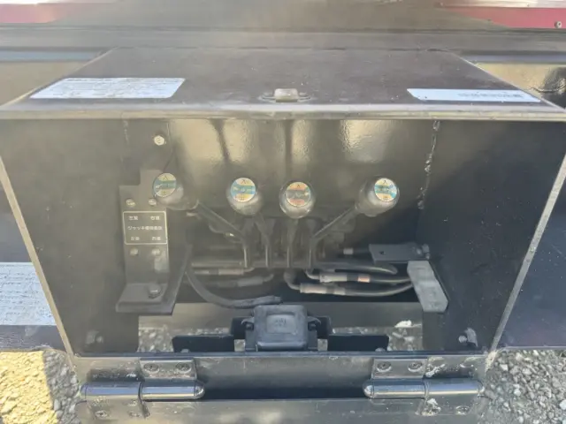 いすゞ エルフ BKG-NKR85N(2WD)の写真9