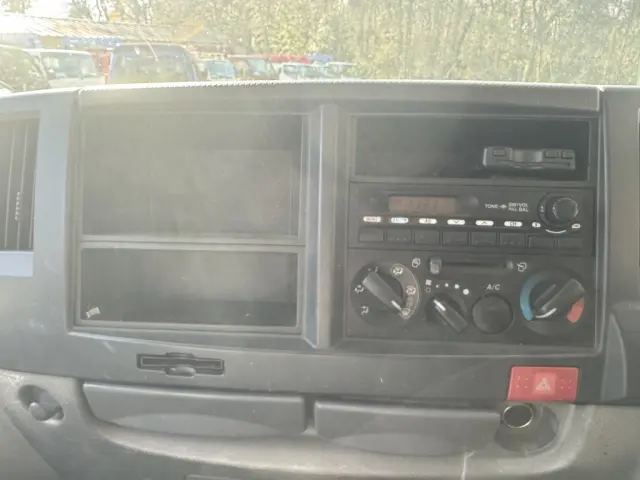 いすゞ エルフ BKG-NKR85N(2WD)の写真31