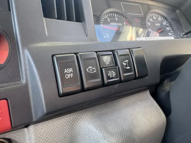 いすゞ エルフ BKG-NKR85N(2WD)の写真33