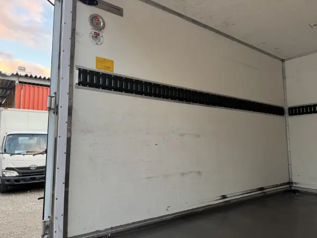 三菱 キャンター TPG-FBA00(2WD)の写真10