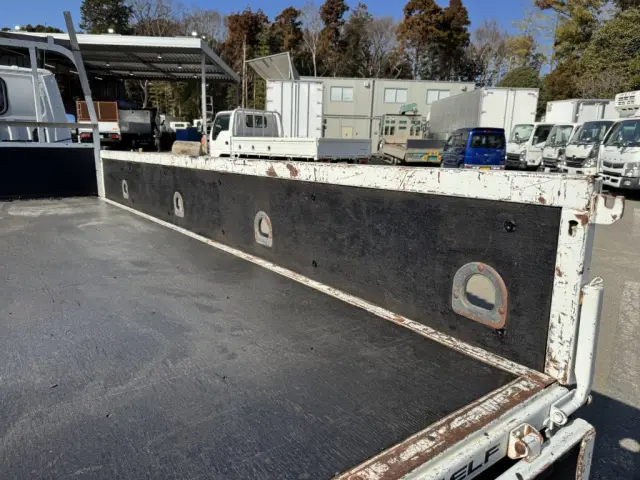 いすゞ エルフ BKG-NKR85AR(2WD)の写真9