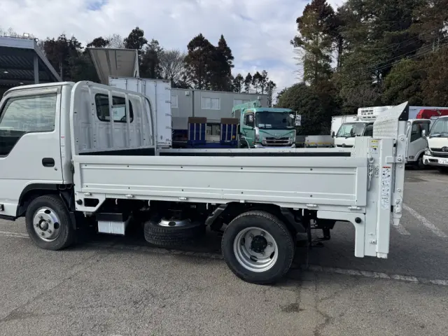 いすゞ エルフ 2RG-NJR88A(2WD)の写真7