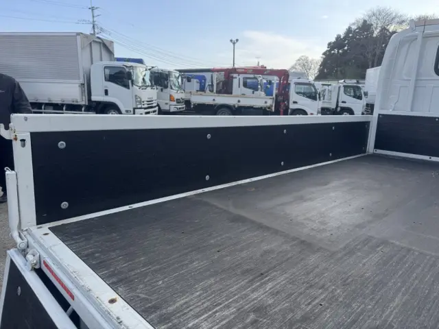 いすゞ エルフ 2TG-NJR88AF(2WD)の写真10