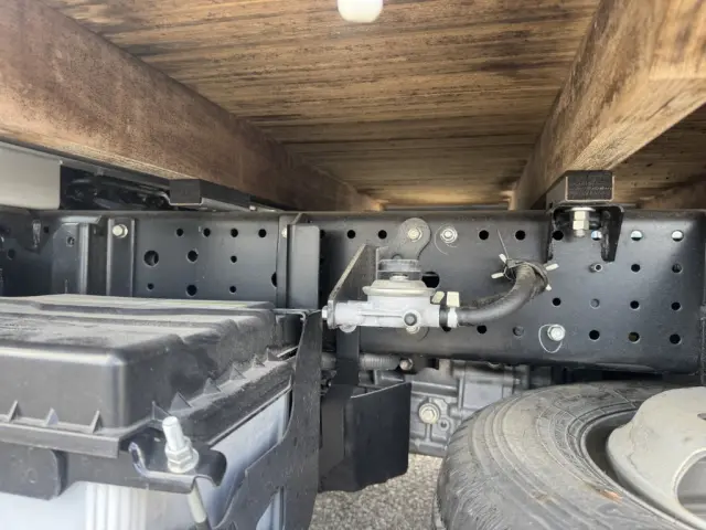 いすゞ エルフ 2TG-NJR88AF(2WD)の写真15