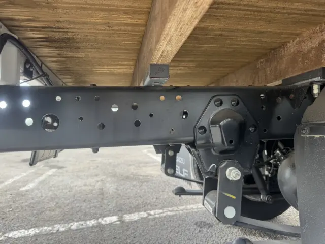 いすゞ エルフ 2TG-NJR88AF(2WD)の写真16