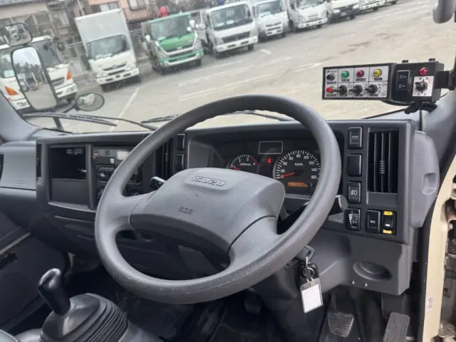 いすゞ エルフ TFG-NMR82ZAN(2WD)の写真32
