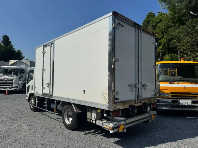 お客様のご要望をお伺いした上で、ナンバー登録やご納車時の車検整備やバッテリー・タイヤ交換といった各種オプション等も承りますのでお気軽にご連絡下さい。|いすゞ エルフ 2RG-NPR88YN(2WD)の写真5