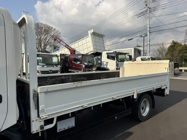 平ボディー、ダンプ、クレーン、冷凍車、ウイングなど各種トラック取り揃えており、毎日様々な中古トラックが入庫しています。|日野 デュトロ TKG-XZU710M(2WD)の写真9