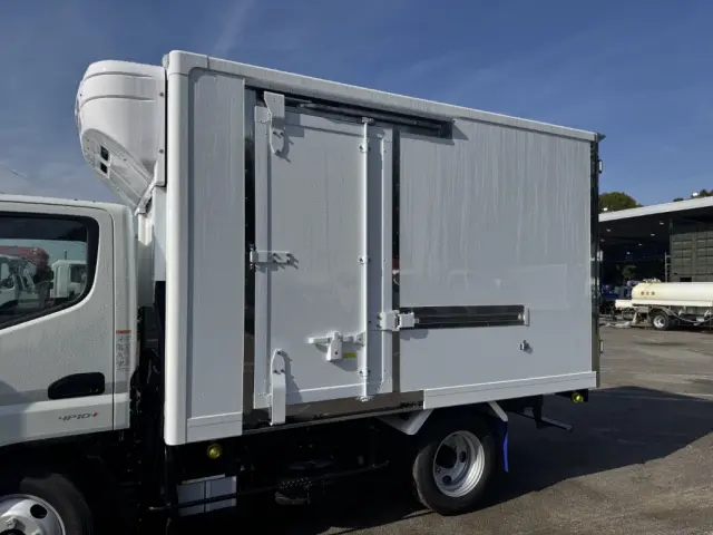 三菱 キャンター 2RG-FBAV0(2WD)の写真8