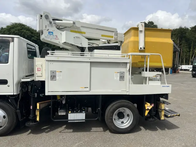いすゞ エルフ TKG-NKR85AN(2WD)の写真9