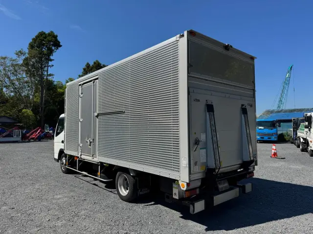平ボディー、ダンプ、クレーン、冷凍車、ウイングなど各種トラック取り揃えており、毎日様々な中古トラックが入庫しています。|三菱 キャンター 2PG-FEB50(2WD)の写真6
