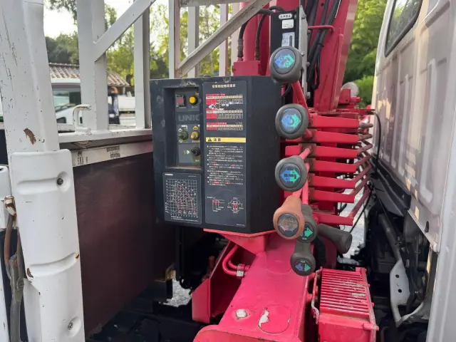いすゞ エルフ PB-NKR81AR(2WD)の写真22