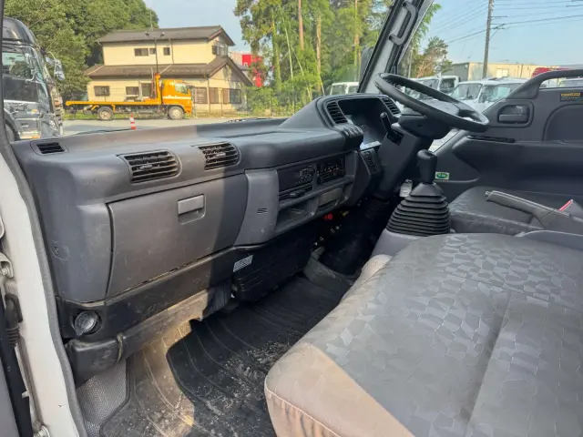いすゞ エルフ PB-NKR81AR(2WD)の写真28