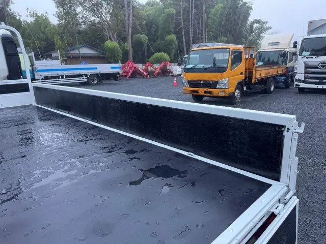 常時100台以上の平ボディー、ダンプ、クレーン、冷凍車、ウイング、バスなどの中古車両を取り扱っており、毎日様々な中古トラックが入庫しています。気になる車両はお早めにご連絡を!|日野 デュトロ TKG-XZU710M(2WD)の写真14