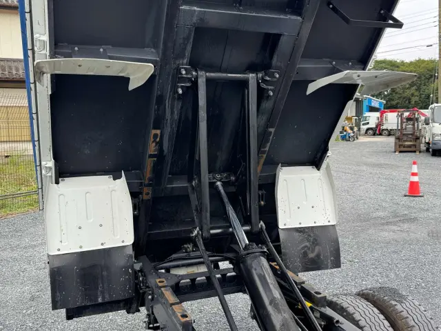 常時100台以上の平ボディー、ダンプ、クレーン、冷凍車、ウイング、バスなどの中古車両を取り扱っており、毎日様々な中古トラックが入庫しています。気になる車両はお早めにご連絡を!|いすゞ エルフ TPG-NJR85AN(2WD)の写真17