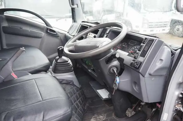 いすゞ エルフ BKG-NMR85AN(2WD)の写真47