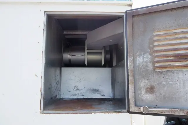 いすゞ エルフ BKG-NHR85AN(2WD)の写真13