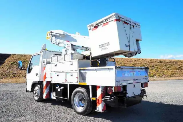 いすゞ エルフ PB-NKR81AN(2WD)の写真3