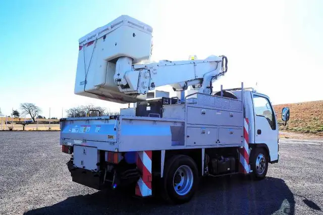 いすゞ エルフ PB-NKR81AN(2WD)の写真5