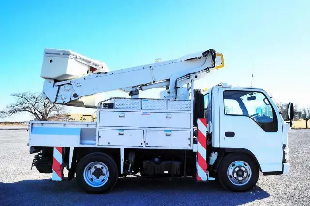 いすゞ エルフ PB-NKR81AN(2WD)の写真6