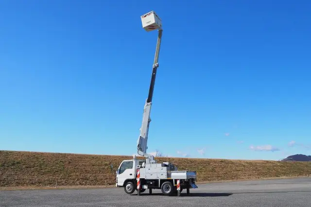 いすゞ エルフ PB-NKR81AN(2WD)の写真16