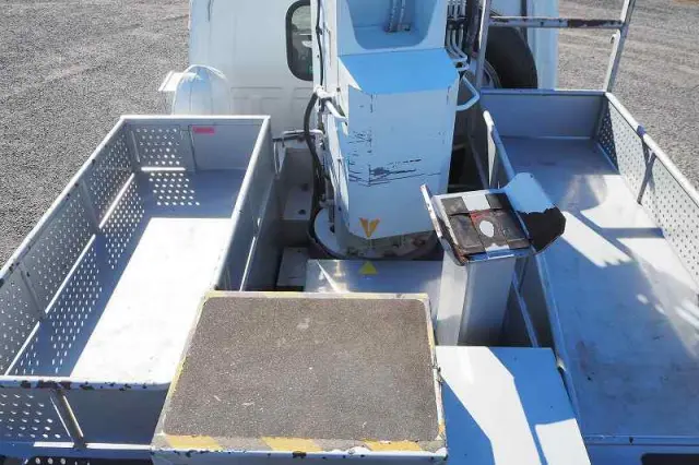 いすゞ エルフ PB-NKR81AN(2WD)の写真21