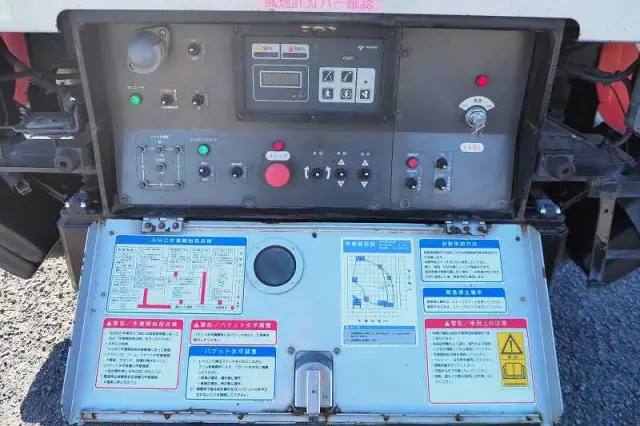 いすゞ エルフ PB-NKR81AN(2WD)の写真34