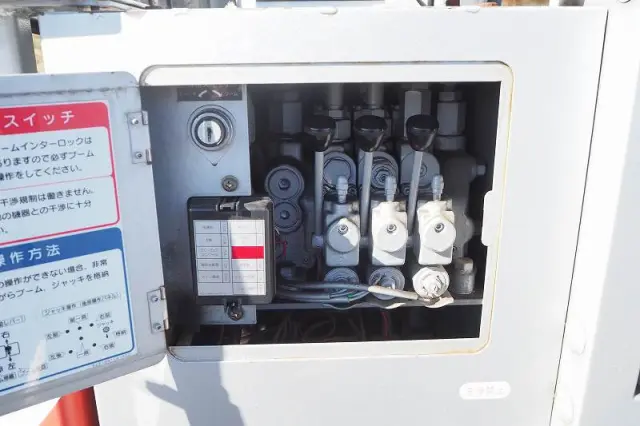 いすゞ エルフ PB-NKR81AN(2WD)の写真40